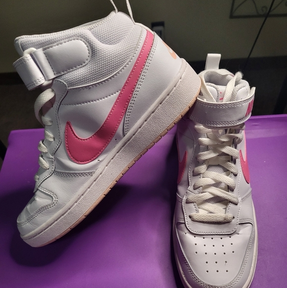 Nike White and Pink High-Tops They Are A Size 7 But Feel Like An 8 - Picture 2 of 3